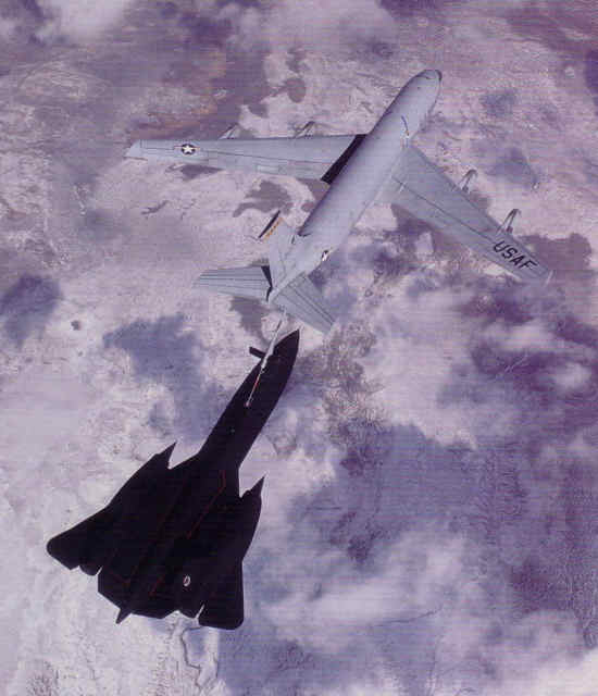 KC-135 refuels SR-71